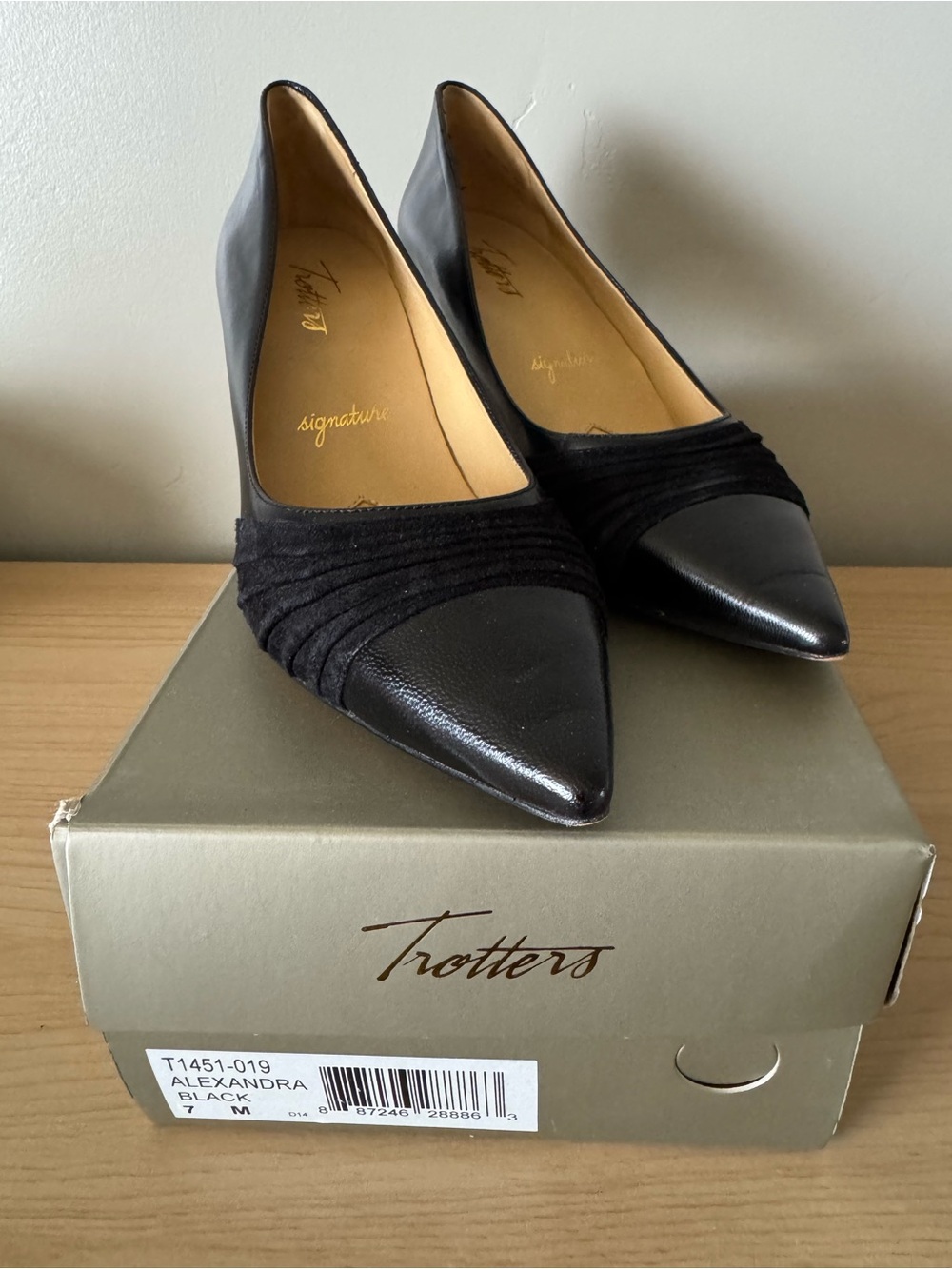 Trotters Signature Black Pointed-Toe Suede-Trim Pumps